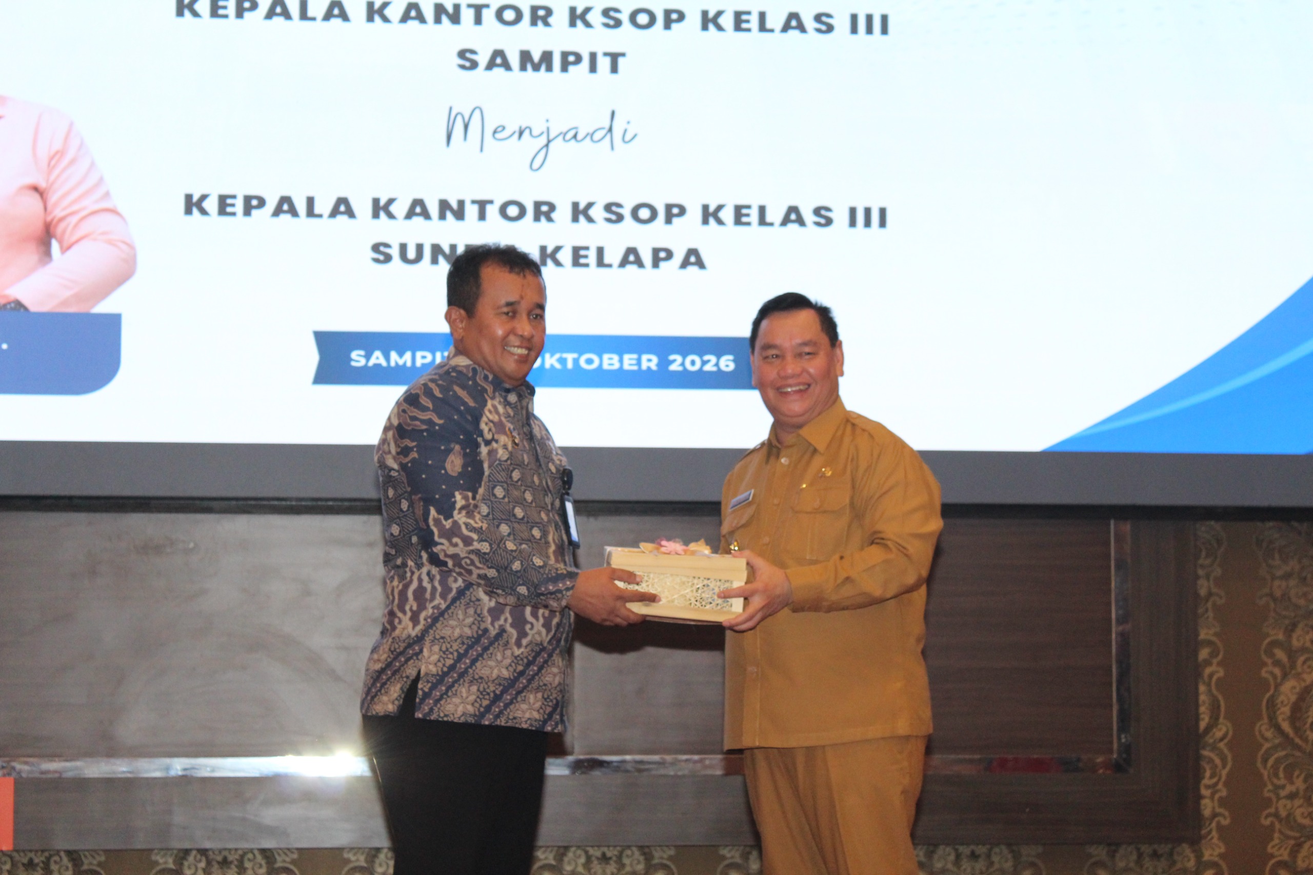 KEPALA KSOP KELAS III SAMPIT GESER, MENDAPATKAN APRESIASI DARI BUPATI KOTIM DAN INSAN MARITIM DENGAN TINGGALKAN CATATAN TINTA EMAS